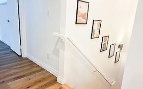 Comfy 2-Bedroom Home In Hollywood