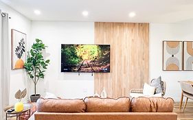 Comfy 2-Bedroom Home In Hollywood